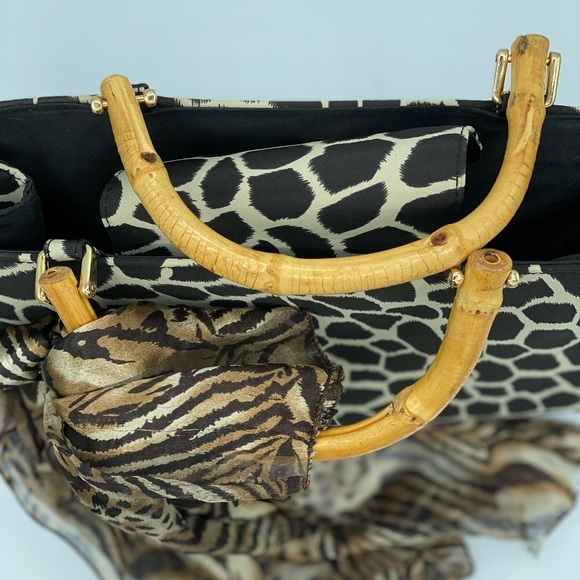Women’s giraffe print tote with wooden handles - Picture 5 of 8